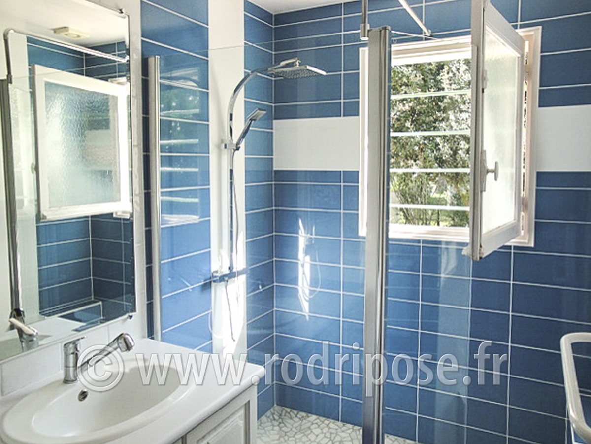 Brique transparente salle de bain: douche italienne en galet ...